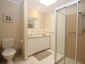 Douche, sèche-cheveux, serviettes fournies