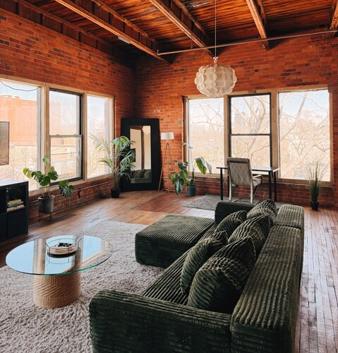 420 Friendly Loft • Downtown Detroit Views, Walk to Riverfront, Free Parking