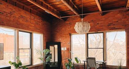 420 Friendly Loft • Downtown Detroit Views, Walk to Riverfront, Free Parking