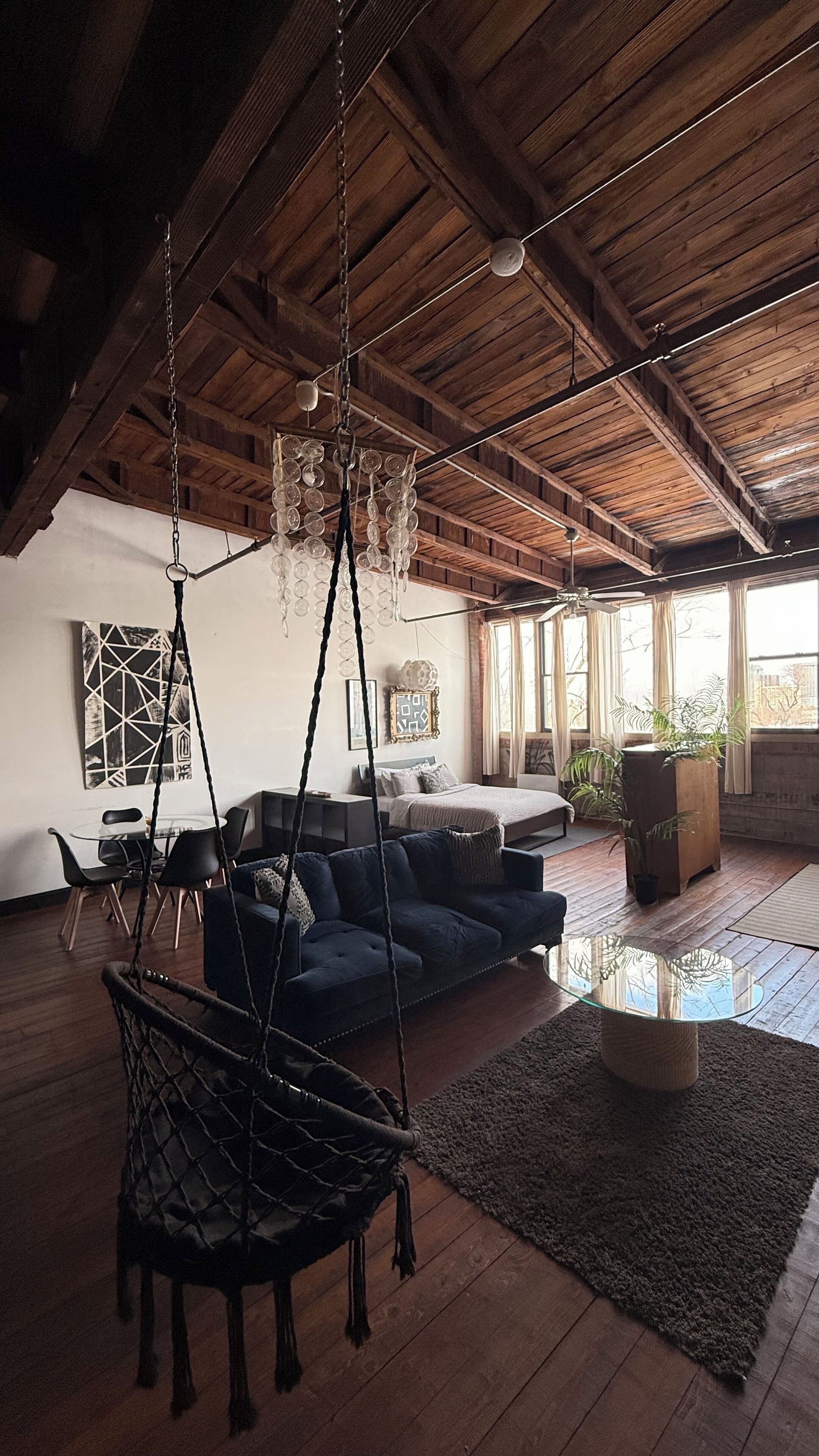 Smart TV, libros y oficina 