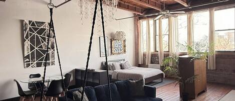 Smart TV, libros y oficina