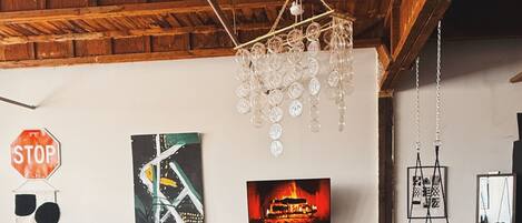 Smart TV, libros y oficina