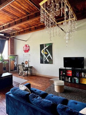 Smart TV, books, offices - Experience city life near MGM Grand Detroit Casino 4 min drive (Detroit)