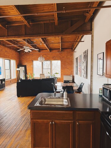 420 Friendly Loft • Downtown Detroit Views, Walk to Riverfront, Free Parking
