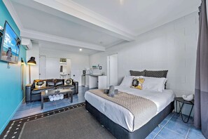 1 quarto, ferros/tábuas de passar roupa, berço de viagem