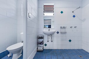 Suihku, hiustenkuivaaja, pyyhkeet