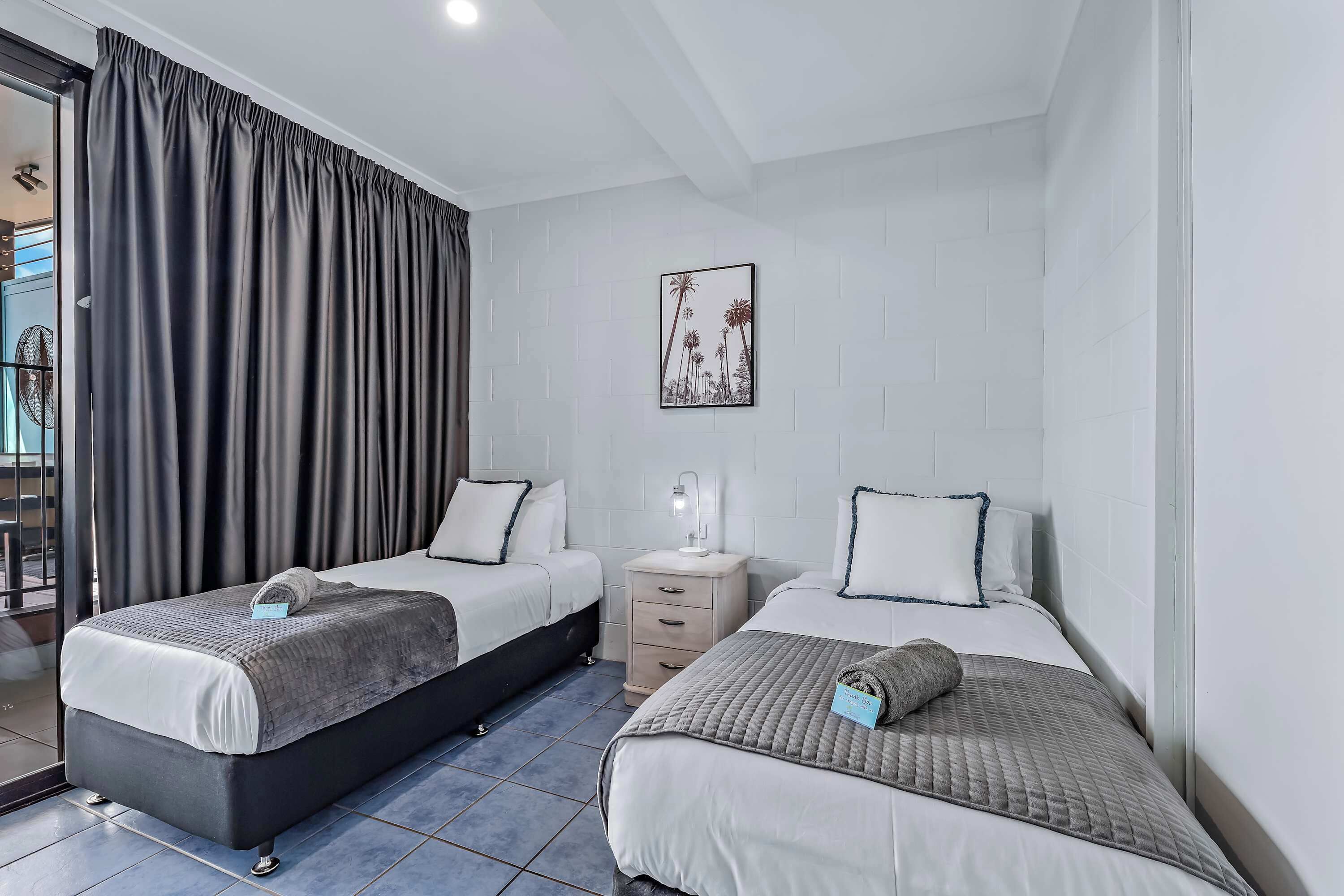 2 soverom, strykejern/-brett og sengetøy