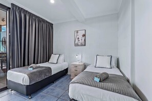 2 habitaciones, tabla de planchar con plancha y ropa de cama