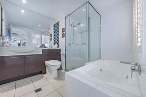 Shower, hair dryer, towels - By The Sea Shore Stunning Unit Pool Spa Views (Cannonvale)