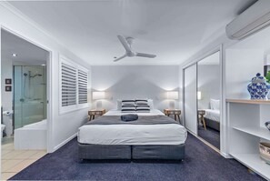 1 bedroom, iron/ironing board, WiFi, bed sheets - By The Sea Shore Stunning Unit Pool Spa Views (Cannonvale)