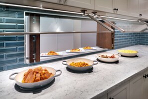 Café da manhã self-service grátis durante a semana