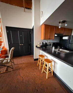 Frigorifero, microonde, forno, piano cottura