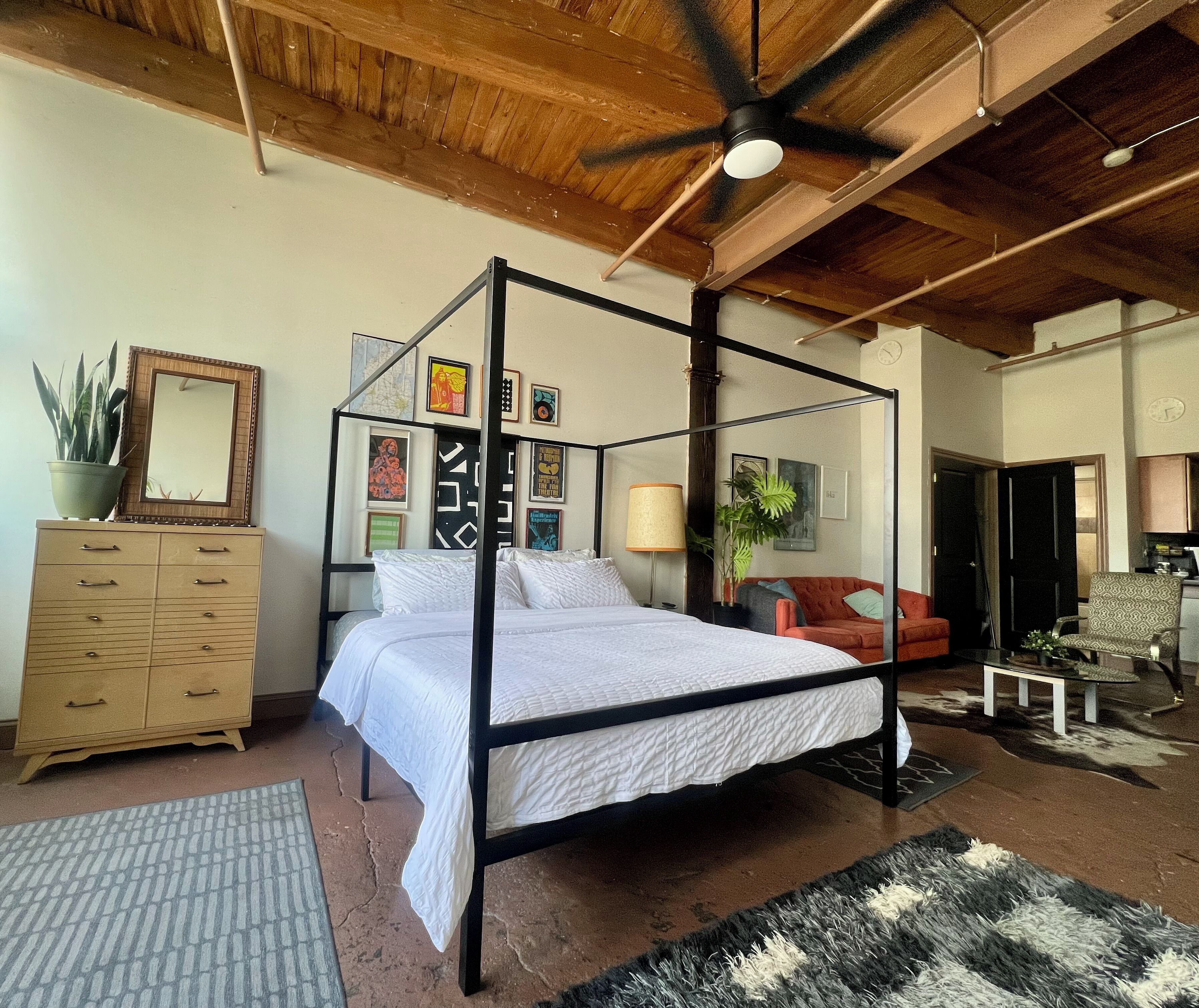 Downtown Loft KING bed suite 420 Friendly FREE parking