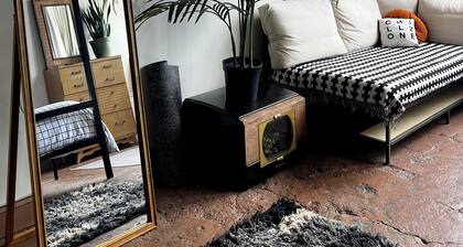 KING SUITE Loft Downtown 420 friendly - FREE PARKING - FREE Wifi