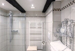 Dusche, Haartrockner, Handtücher, Toilettenpapier