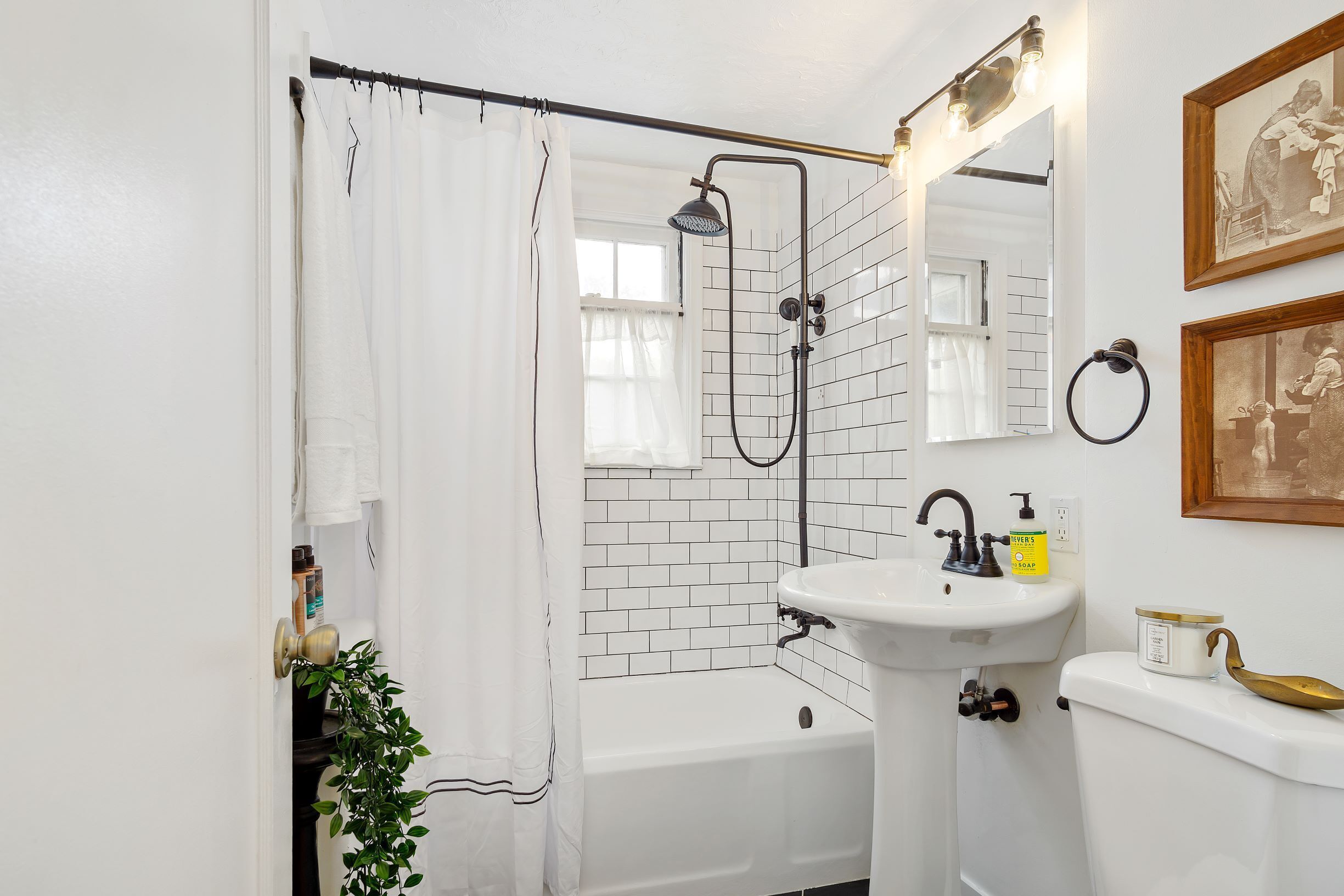 Badkar, hårtork, handdukar och tvål