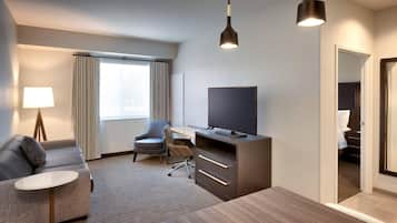 Escritorio, espacio para trabajar con laptop y cortinas blackout