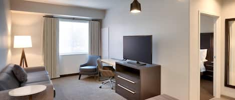 Een bureau, een laptopwerkplek, verduisterende gordijnen