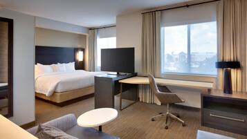 1 kamar tidur, meja kerja, dan ruang kerja ramah laptop