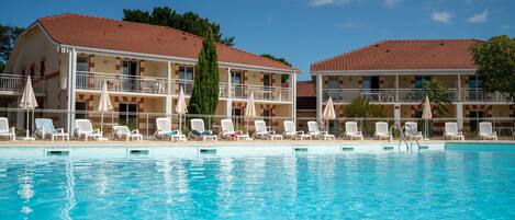 屋外プール、営業時間 9:00 ~ 20:00、プール パラソル、サンラウンジャー