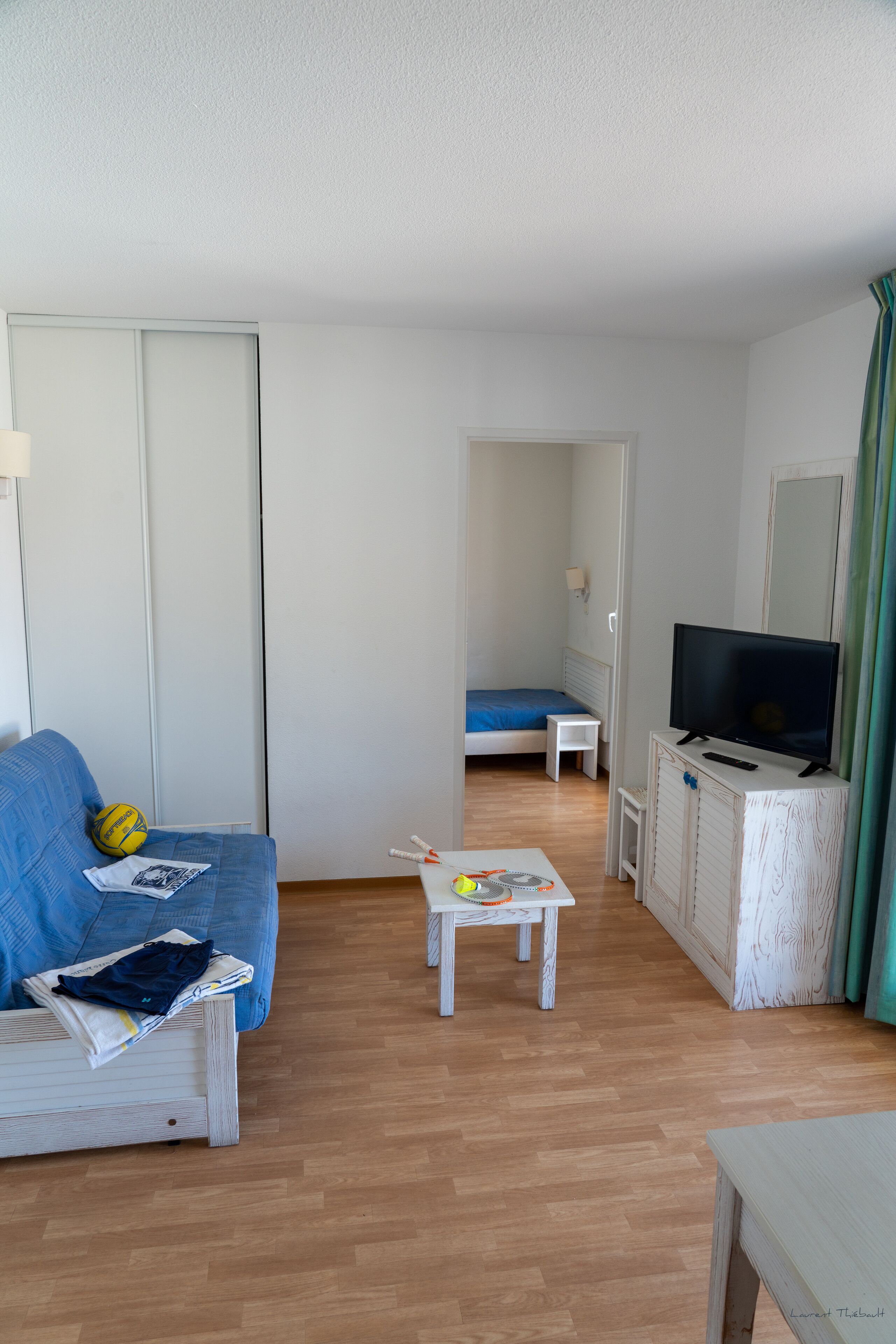 Cortinas blackout, ferros/tábuas de passar roupa, berços grátis