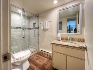 Ensemble douche/baignoire, sĂšche-cheveux, serviettes fournies, savon