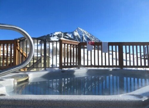 Short walk to the slopes, Amazing View with Balcony, Hot Tub!