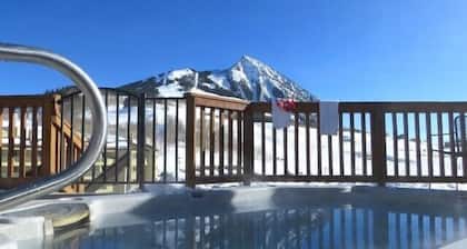 Short walk to the slopes, Amazing View with Balcony, Hot Tub!