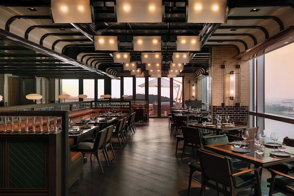 3 restaurants; breakfast, lunch, and dinner served