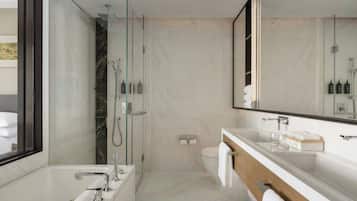 Une salle de bain moderne avec une douche à parois de verre, un grand miroir et un meuble-lavabo en bois.