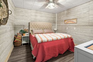 4 habitaciones, escritorio y tabla de planchar con plancha 