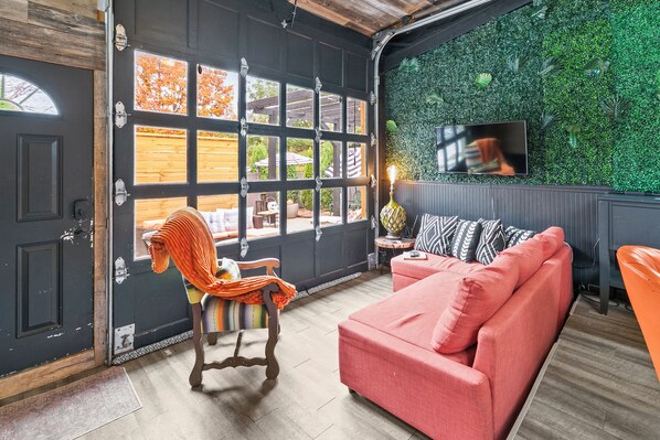 Smart TV, chimenea, videojuegos y tenis de mesa 