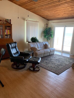 Smart-TV, Kamin, DVD-Player, Bücher