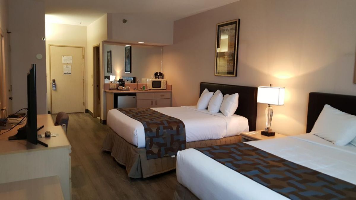 ALL TIME BEST HOLIDAY SPOT! COMFY UNIT! Parking and Pool