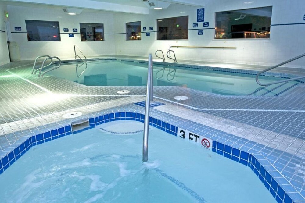 ALL TIME BEST HOLIDAY SPOT! COMFY UNIT! Parking and Pool