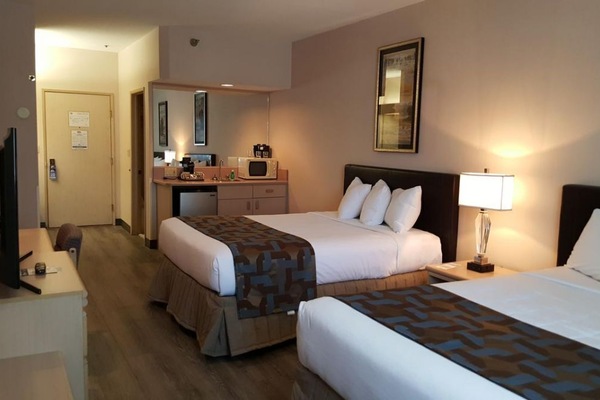 Unit with 2 Queen beds, mini-fridge and microwave