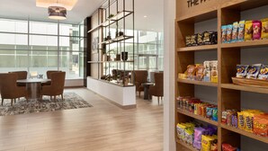 Ein modernes Interieur mit Essbereich, Küche und einer Speisekammer voller Snacks.