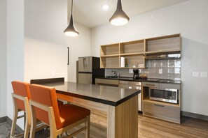 1 室のベッドルーム、客室ごとに異なる装飾、デスク、ノートパソコン用作業スペース