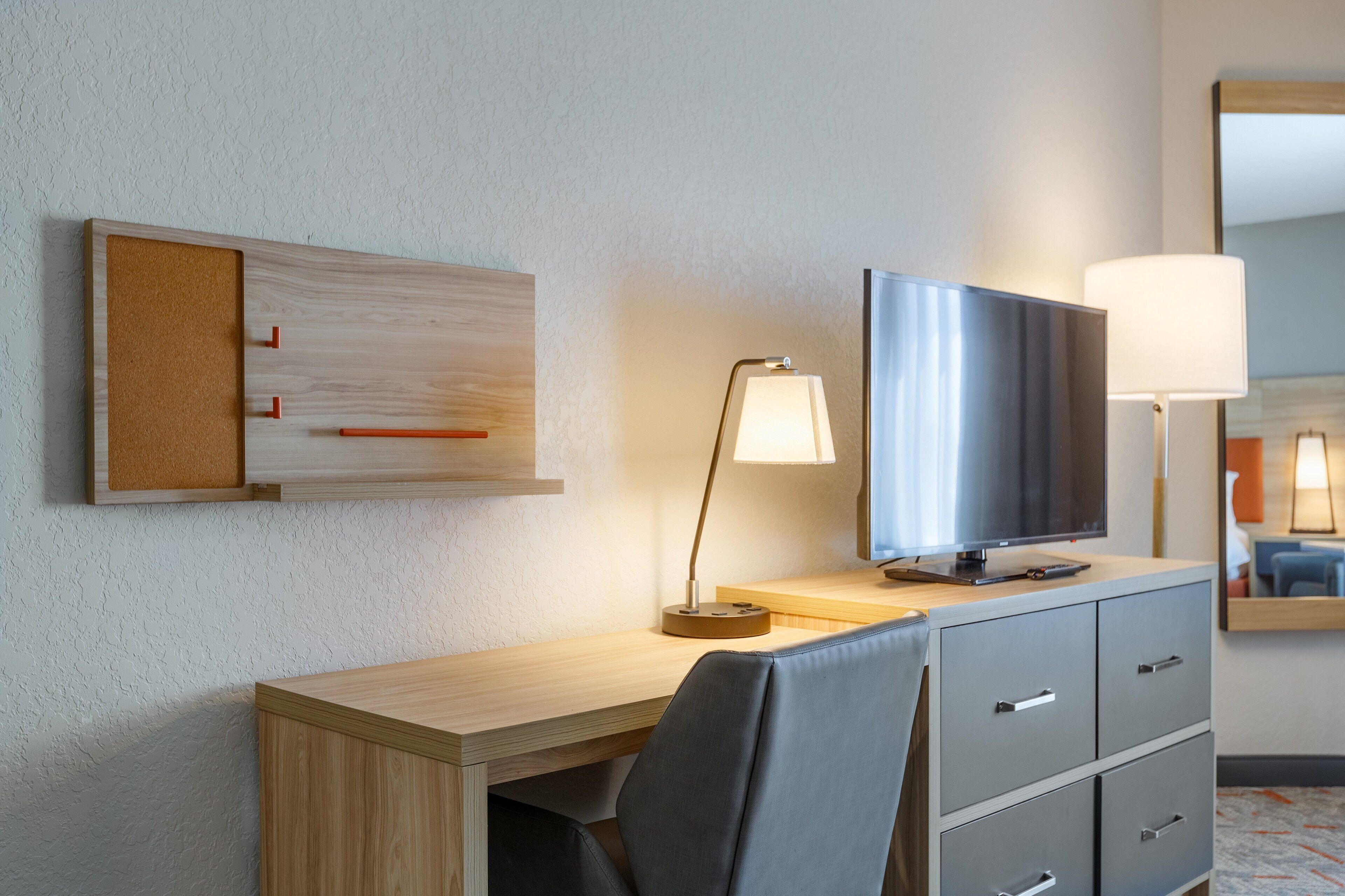 1 bedroom, individually decorated, desk, laptop workspace