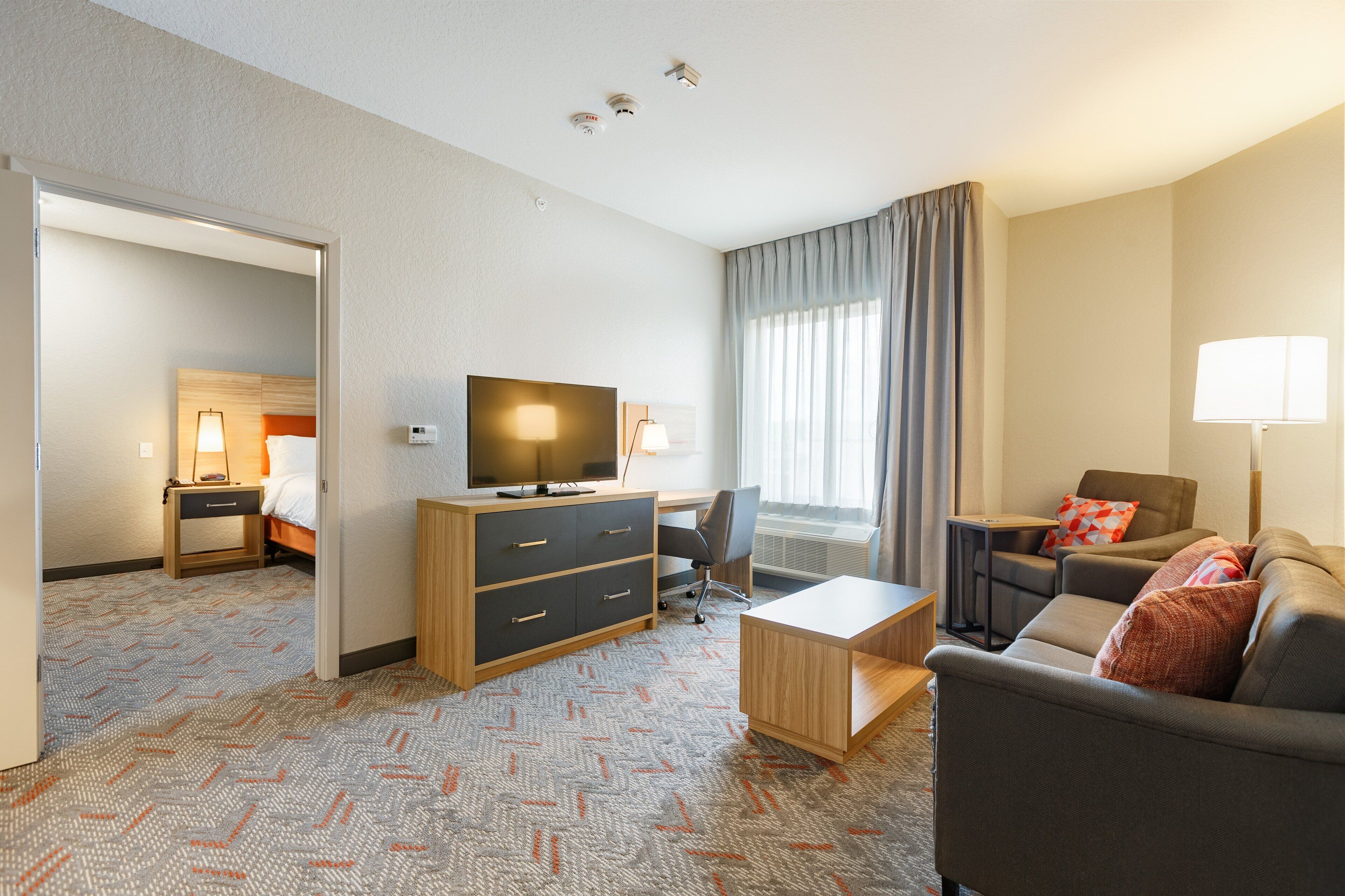 1 bedroom, individually decorated, desk, laptop workspace