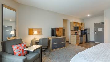 Studio Suite, 1 King Bed with Sofa bed | 1 bedroom, individually decorated, desk, laptop workspace