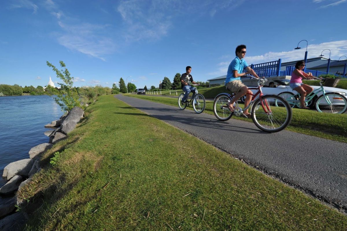 ONE GREAT KING UNIT! POOL, HOT-TUB, SPA, PARKING!