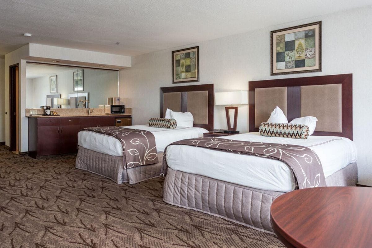 GREAT VIEW! IDAHO FALLS, 2 CHIC UNITS! POOL, SPA, JACUZZI!