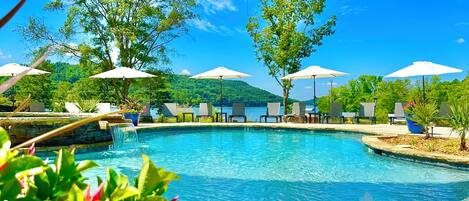 Alberca al aire libre y alberca climatizada