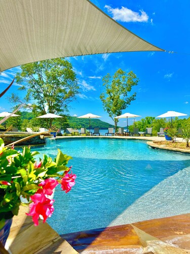 Spring Getaway to "Stilts" Lake, Pool, Hottub, kayaks, firepit, countless fun