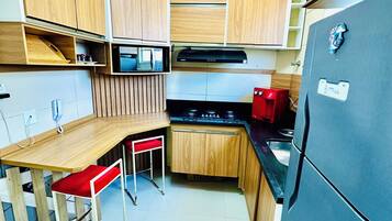 Réfrigérateur, micro-ondes, four, plaque de cuisson