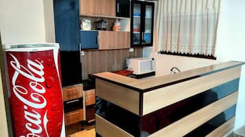 Jääkaappi, mikroaaltouuni, uuni, liesi