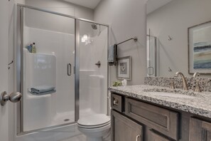 Duschwanne, Haartrockner, Handtücher, Seife