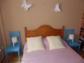 2 bedrooms, iron/ironing board, free WiFi, bed sheets