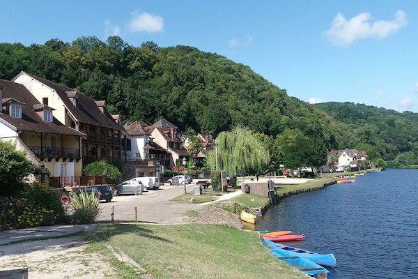 Bord de la Dordogne à 50 mètres de la maison.